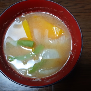 かぼちゃ玉ねぎ、いんげん豆のみそ汁